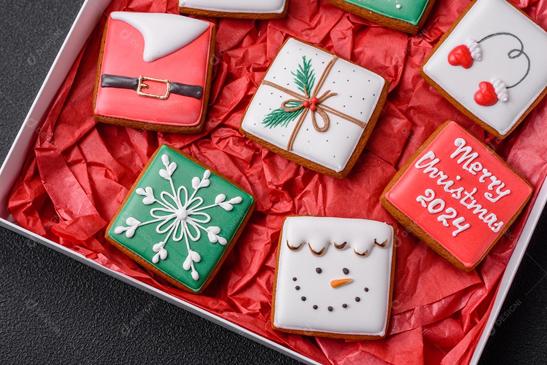 Delicioso pão de gengibre de Natal em um fundo textural escuro. Preparando-se para celebrar o Natal e o Ano Novo