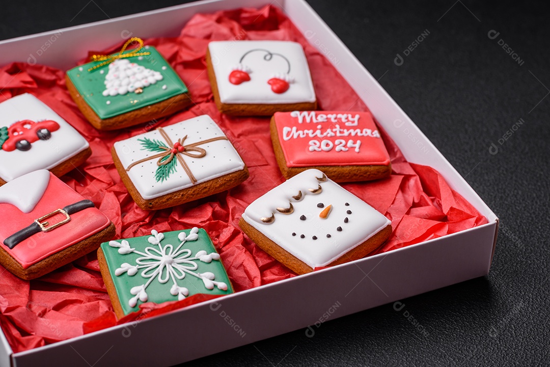 Delicioso pão de gengibre de Natal em um fundo textural escuro. Preparando-se para celebrar o Natal e o Ano Novo