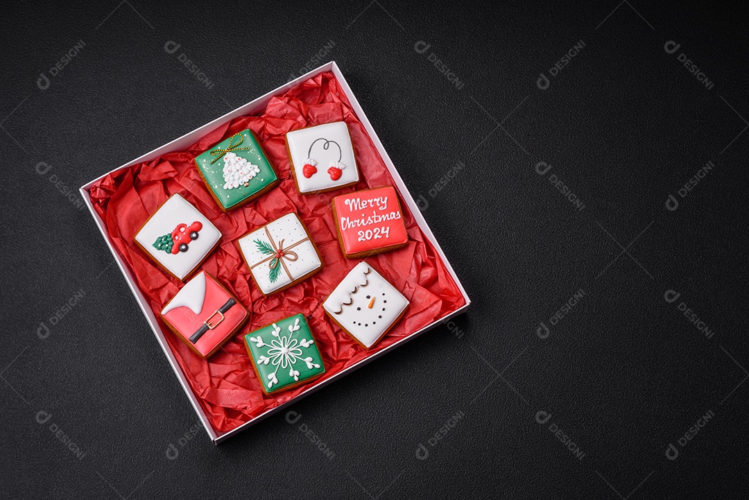 Deliciosos biscoitos de gengibre frescos e coloridos de Natal
