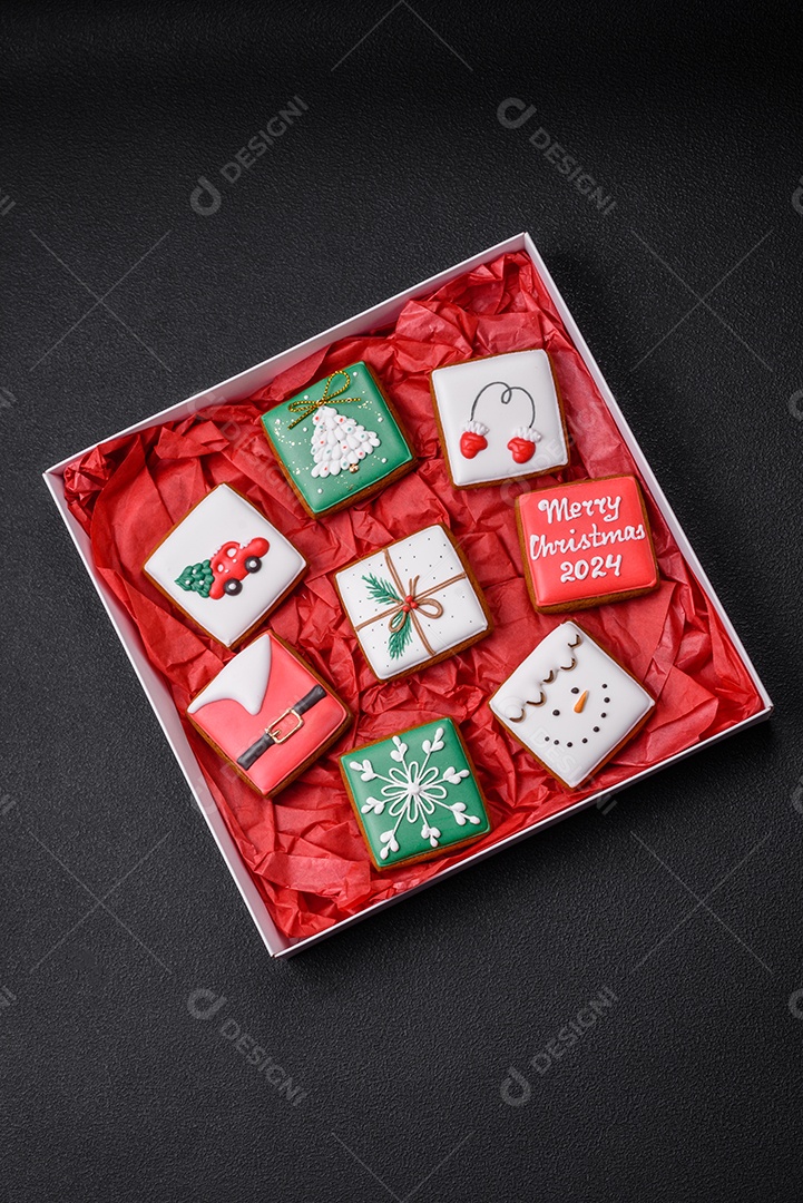 Deliciosos biscoitos de gengibre frescos e coloridos de Natal