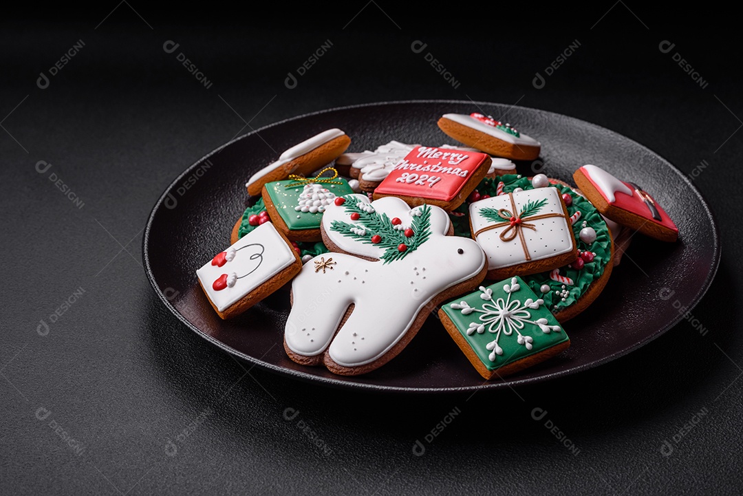 Deliciosos biscoitos de gengibre frescos e coloridos de Natal