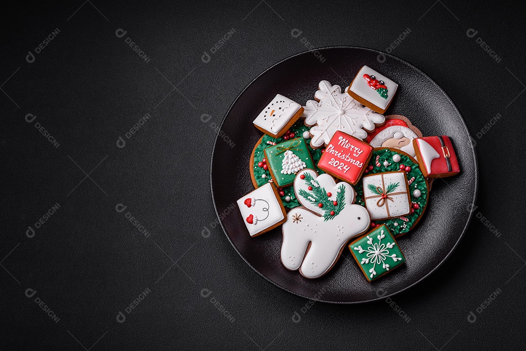 Deliciosos biscoitos de gengibre frescos e coloridos de Natal