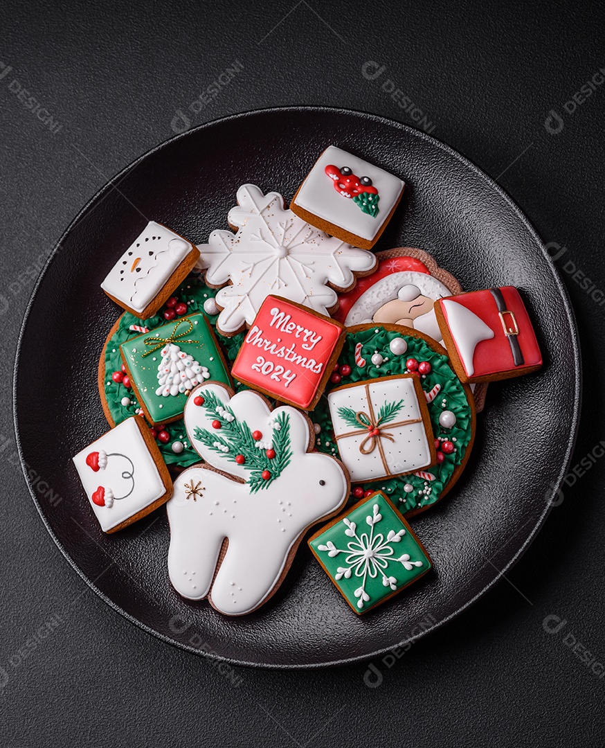 Deliciosos biscoitos de gengibre frescos e coloridos de Natal