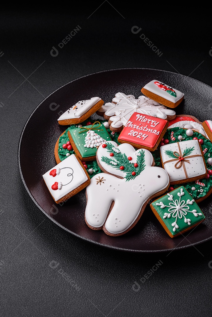 Deliciosos biscoitos de gengibre frescos e coloridos de Natal