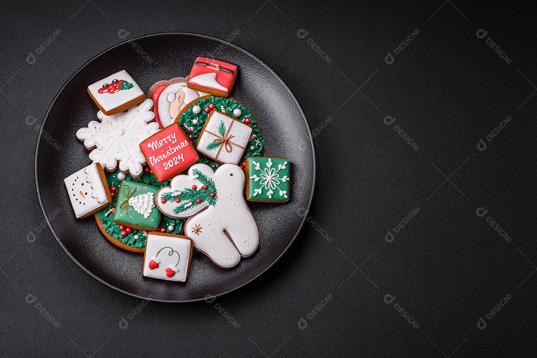 Deliciosos biscoitos de gengibre frescos e coloridos de Natal