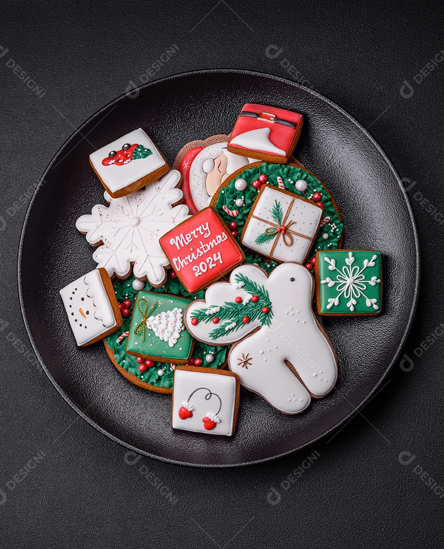 Deliciosos biscoitos de gengibre frescos e coloridos de Natal