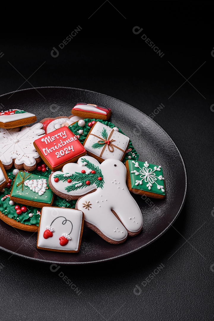 Deliciosos biscoitos de gengibre frescos e coloridos de Natal