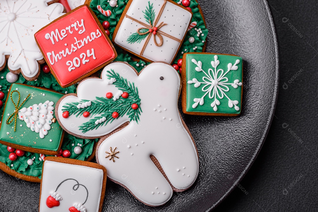 Deliciosos biscoitos de gengibre frescos e coloridos de Natal