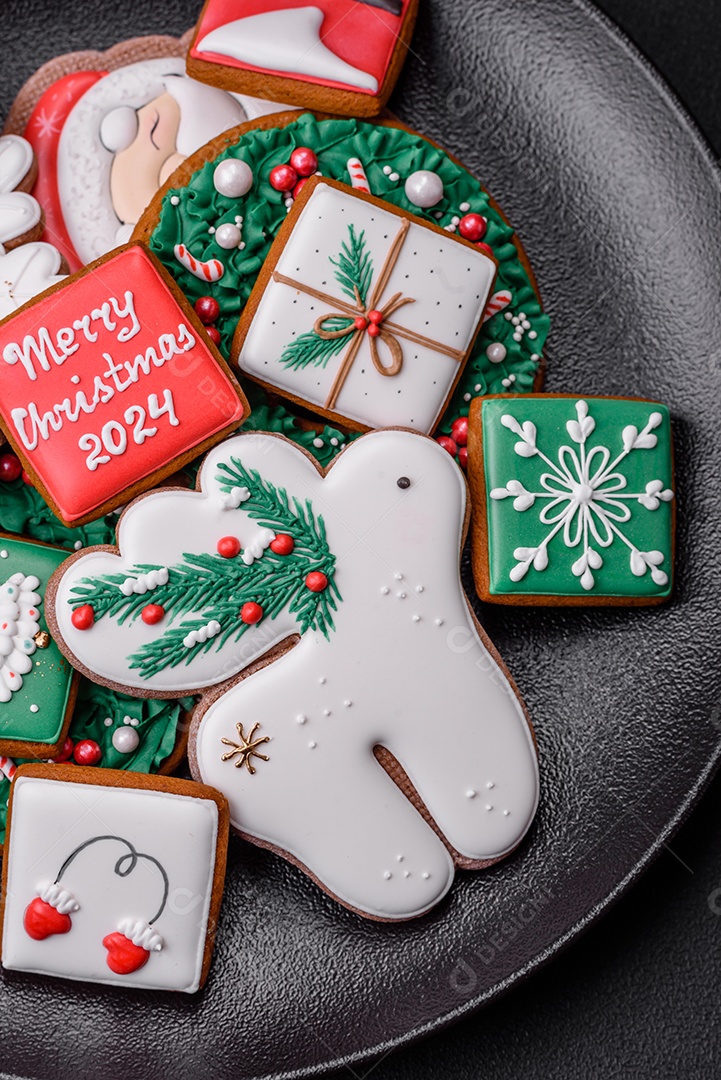 Deliciosos biscoitos de gengibre frescos e coloridos de Natal