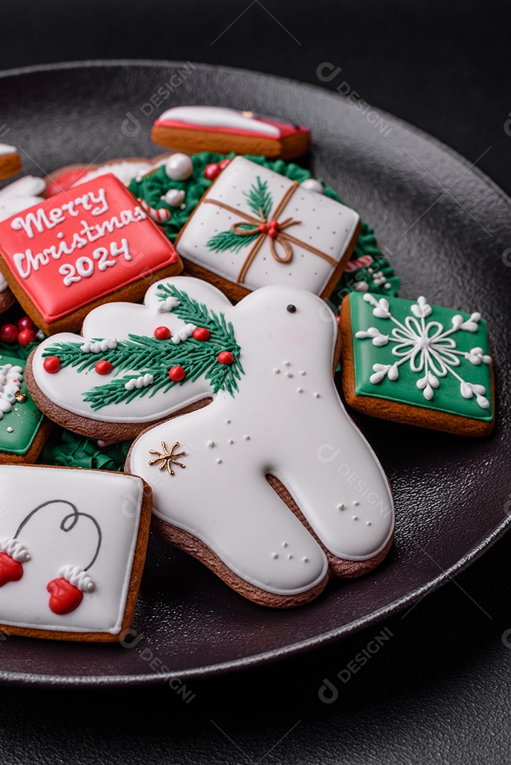 Deliciosos biscoitos de gengibre frescos e coloridos de Natal