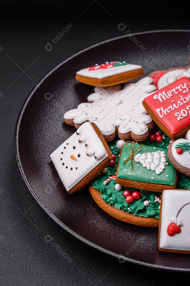 Deliciosos biscoitos de gengibre frescos e coloridos de Natal