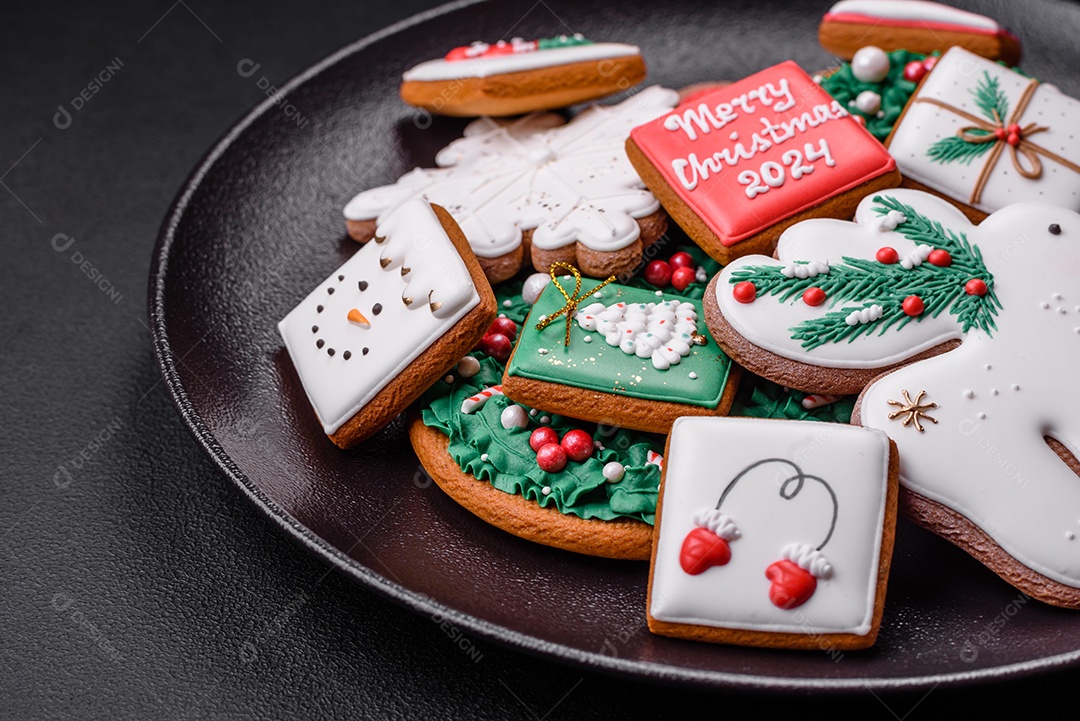 Deliciosos biscoitos de gengibre frescos e coloridos de Natal