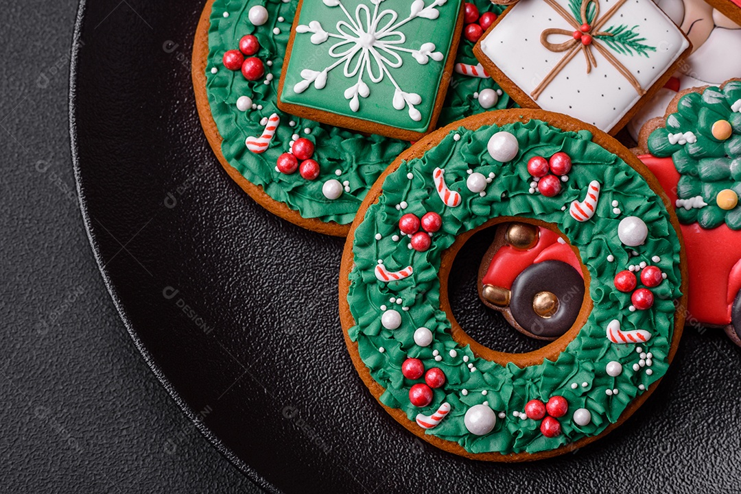 Deliciosos biscoitos de gengibre frescos e coloridos de Natal