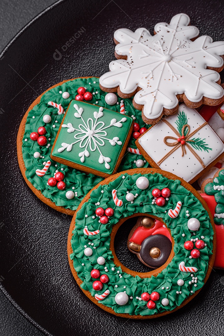 Deliciosos biscoitos de gengibre frescos e coloridos de Natal