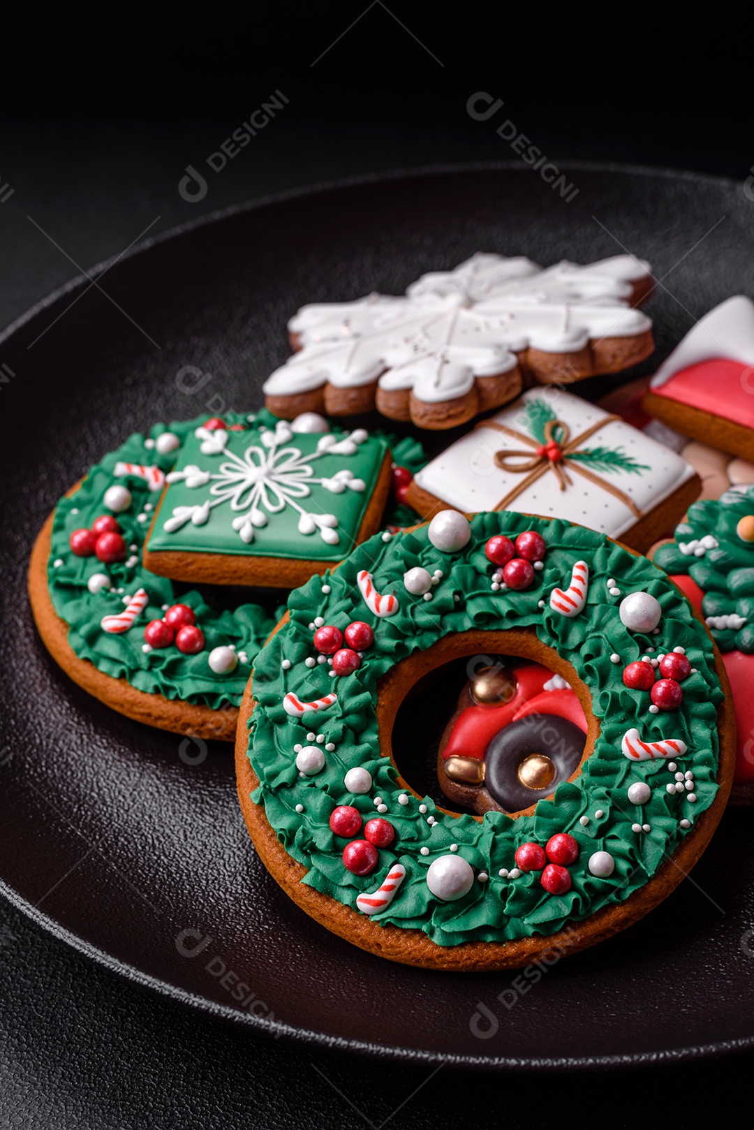 Deliciosos biscoitos de gengibre frescos e coloridos de Natal