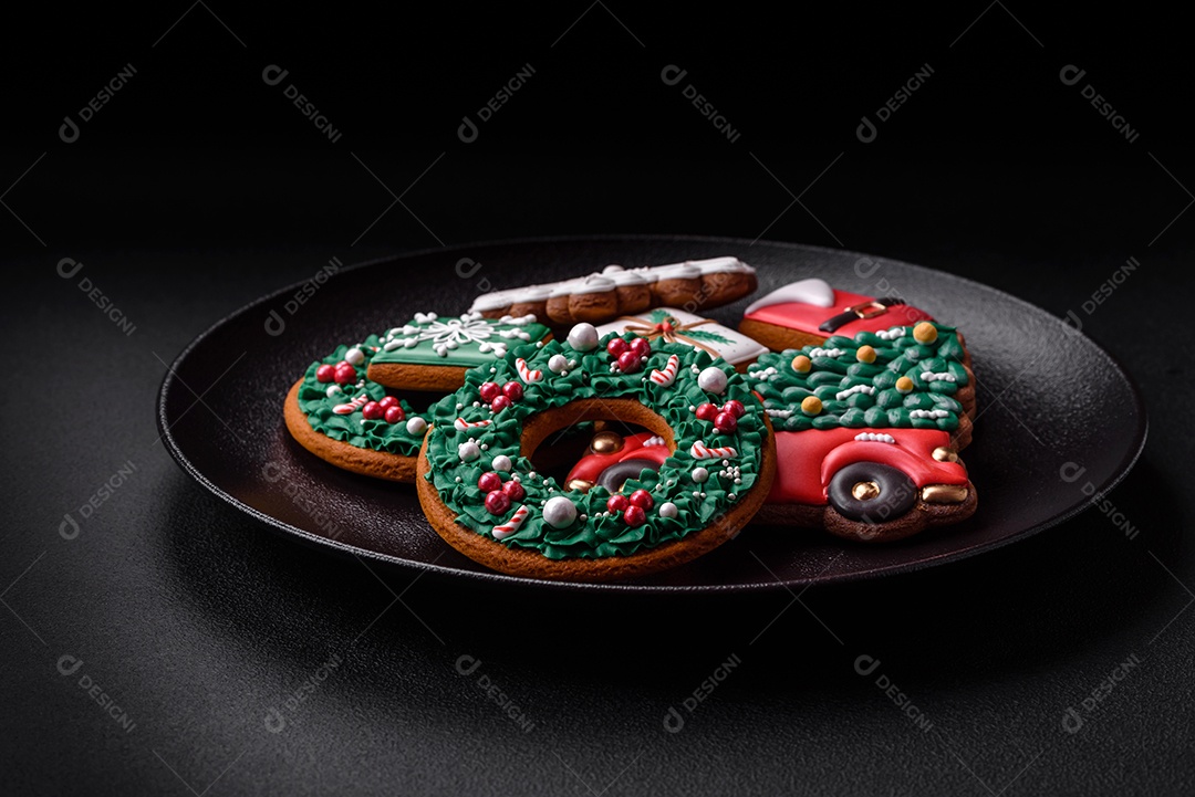 Deliciosos biscoitos de gengibre frescos e coloridos de Natal