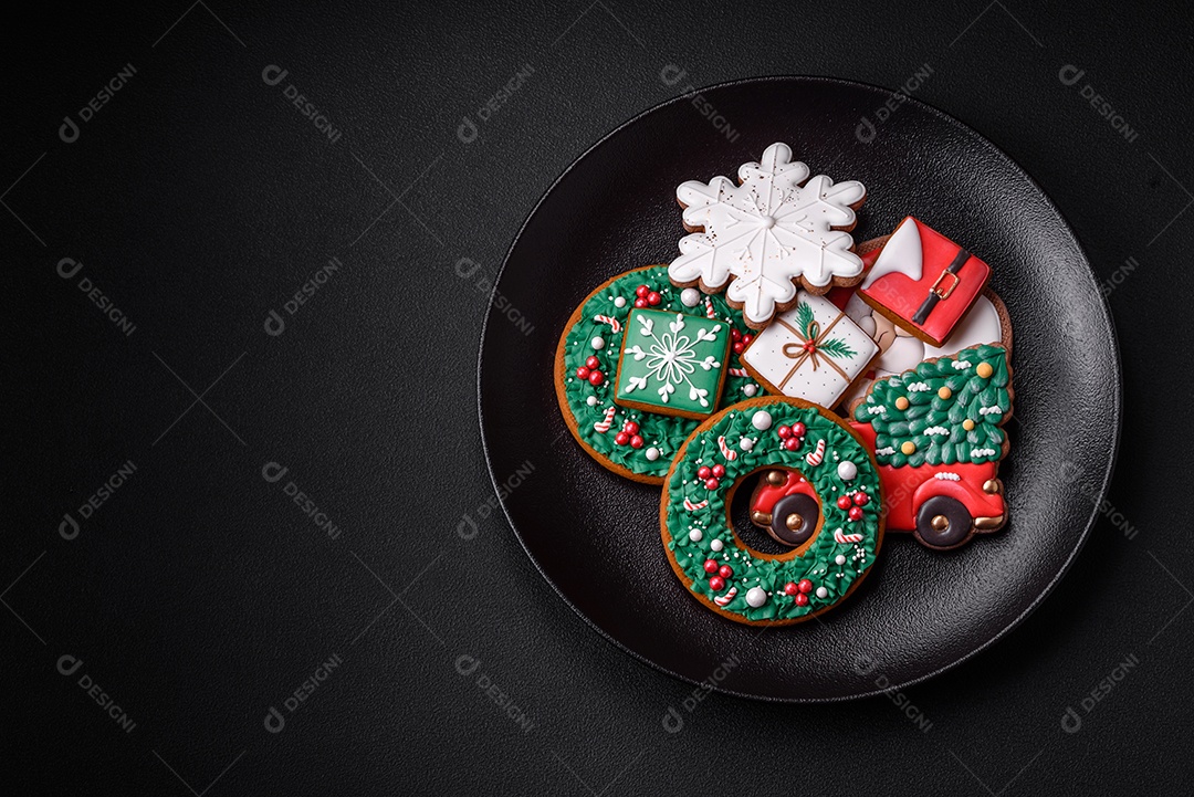 Deliciosos biscoitos de gengibre frescos e coloridos de Natal