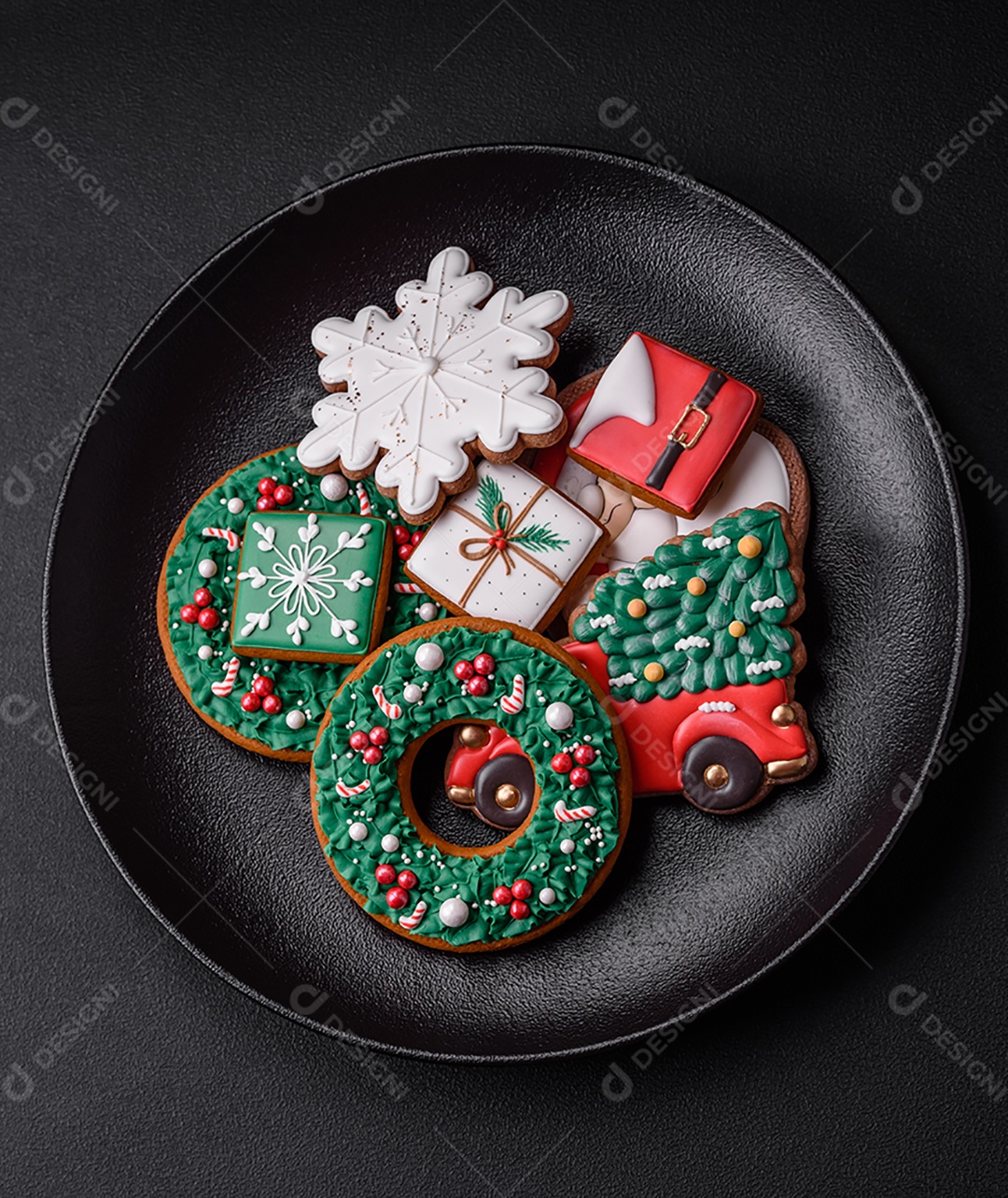 Deliciosos biscoitos de gengibre frescos e coloridos de Natal