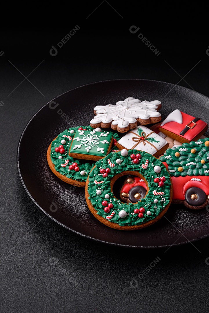 Deliciosos biscoitos de gengibre frescos e coloridos de Natal