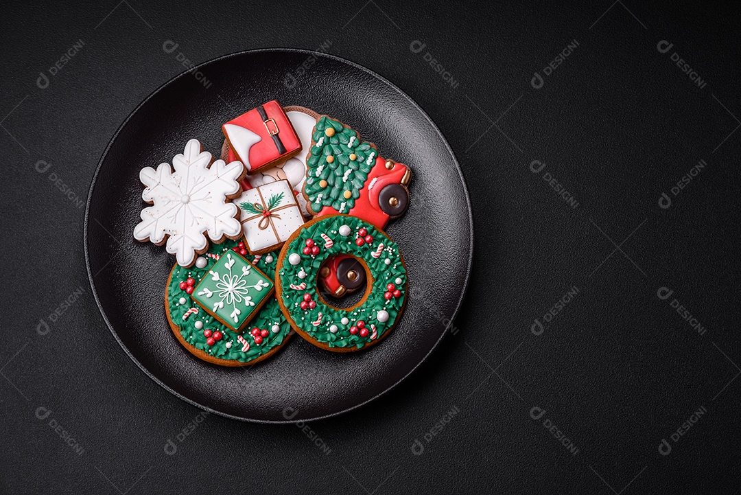 Deliciosos biscoitos de gengibre frescos e coloridos de Natal