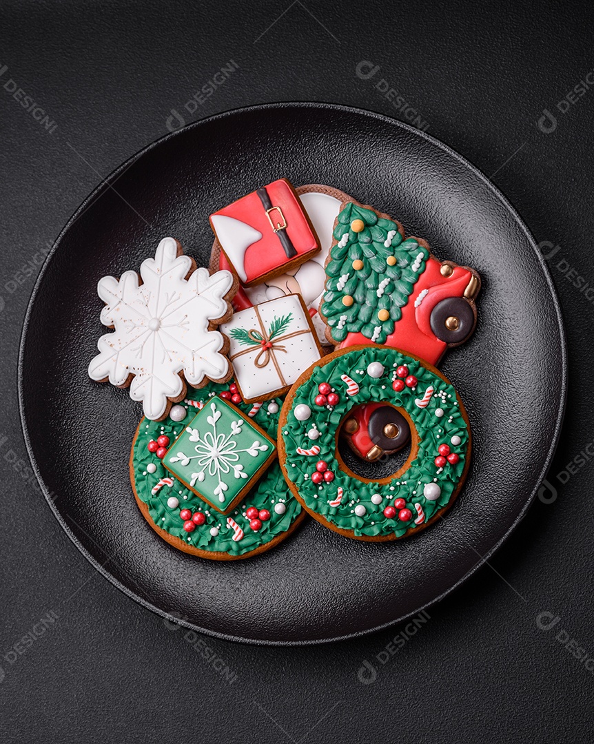 Deliciosos biscoitos de gengibre frescos e coloridos de Natal