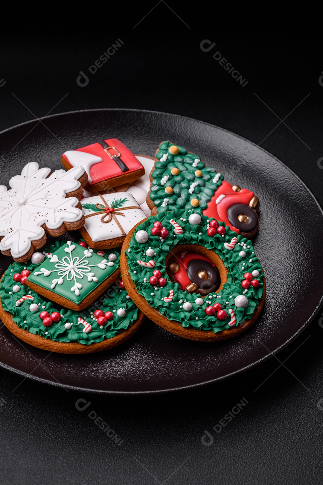 Deliciosos biscoitos de gengibre frescos e coloridos de Natal