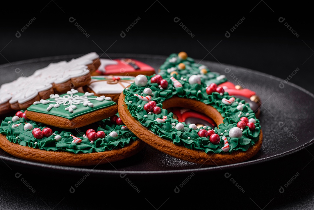 Deliciosos biscoitos de gengibre frescos e coloridos de Natal