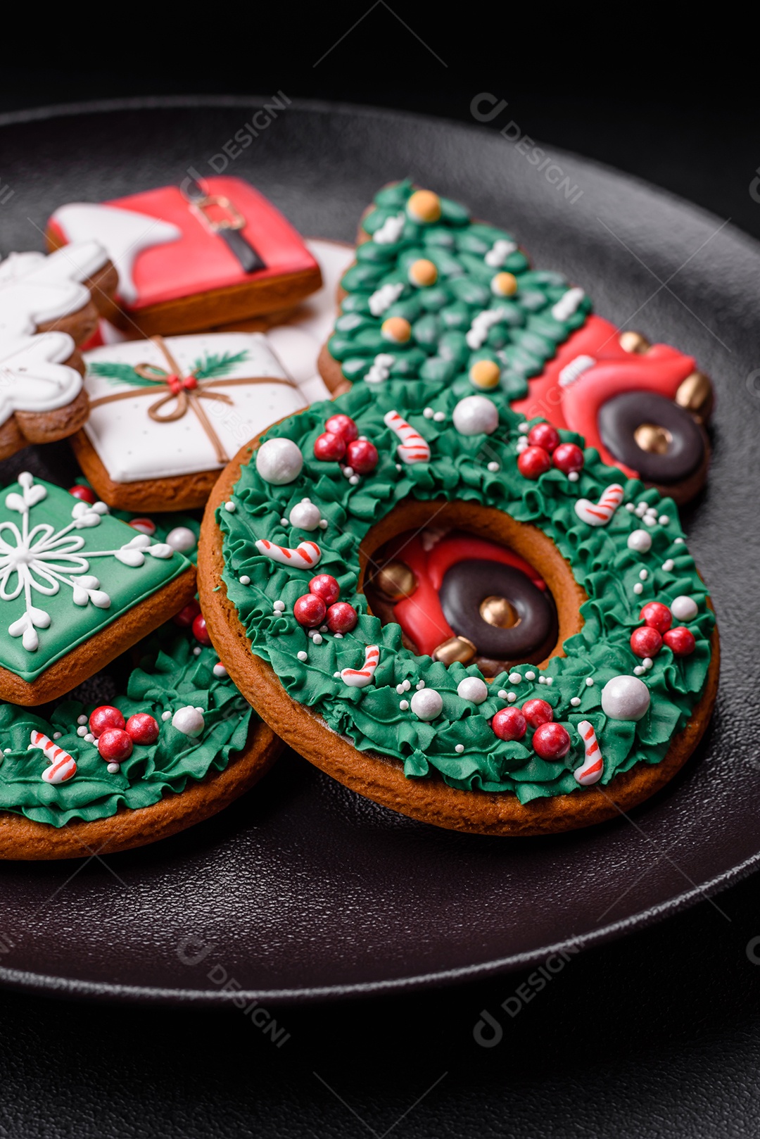 Deliciosos biscoitos de gengibre frescos e coloridos de Natal