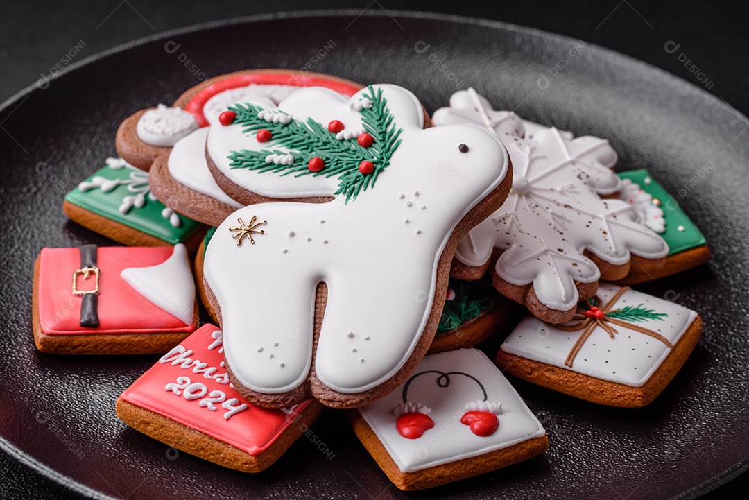 Deliciosos biscoitos de gengibre frescos e coloridos de Natal