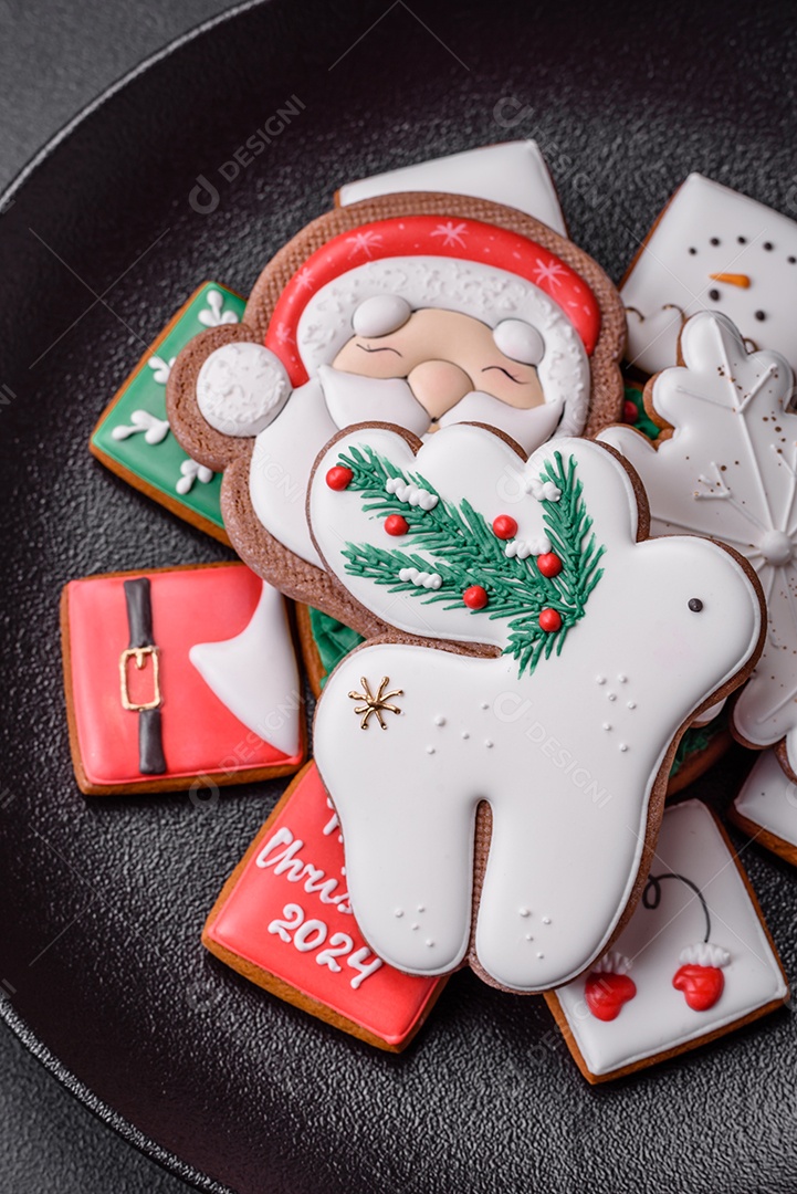 Deliciosos biscoitos de gengibre frescos e coloridos de Natal