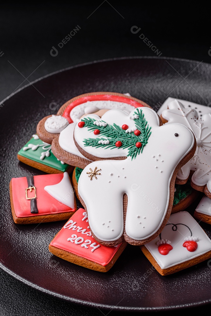 Deliciosos biscoitos de gengibre frescos e coloridos de Natal