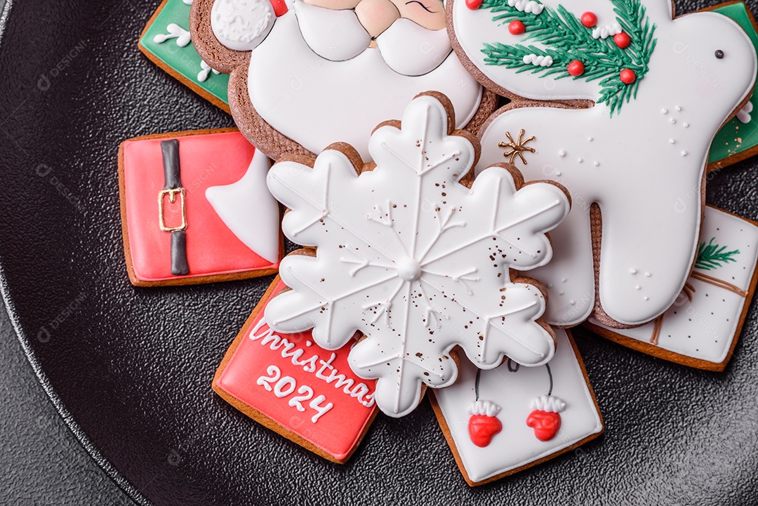 Deliciosos biscoitos de gengibre frescos e coloridos de Natal