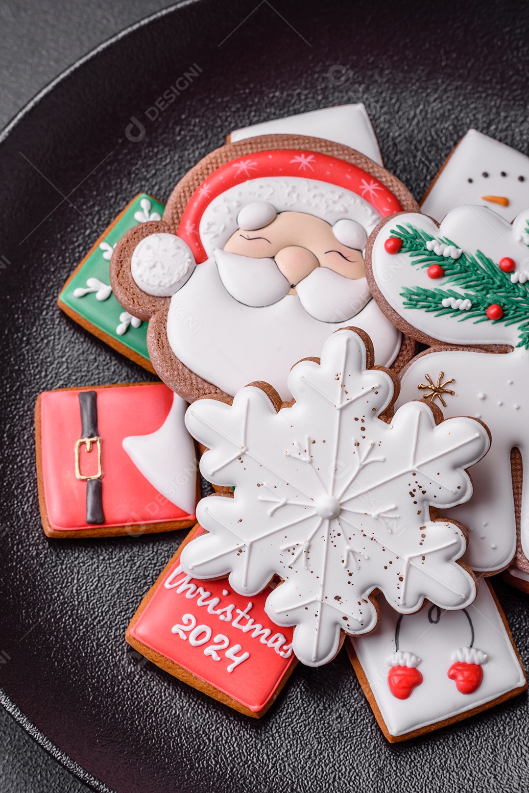 Deliciosos biscoitos de gengibre frescos e coloridos de Natal