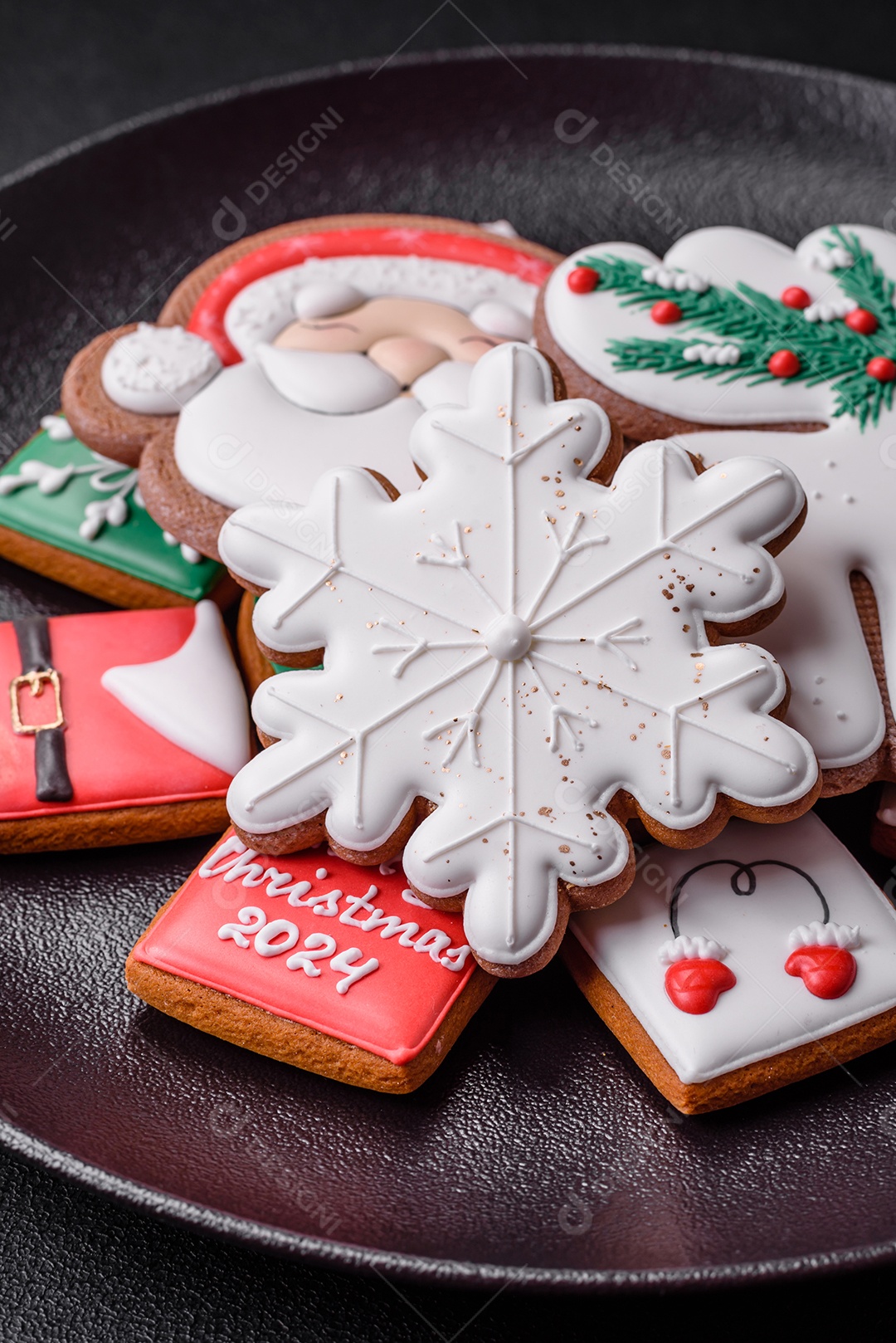 Deliciosos biscoitos de gengibre frescos e coloridos de Natal