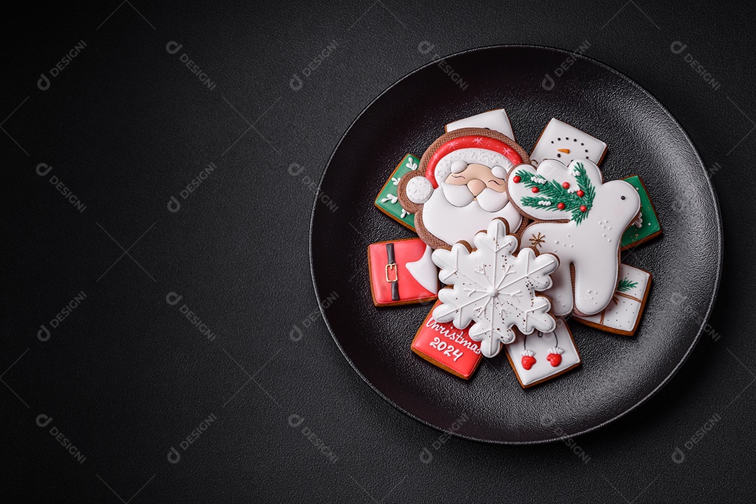 Deliciosos biscoitos de gengibre frescos e coloridos de Natal