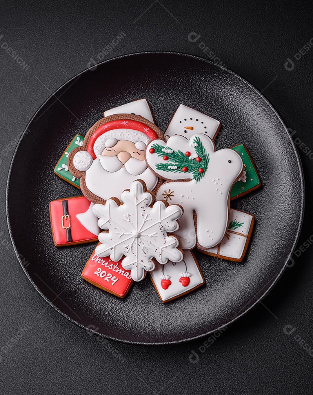 Deliciosos biscoitos de gengibre frescos e coloridos de Natal