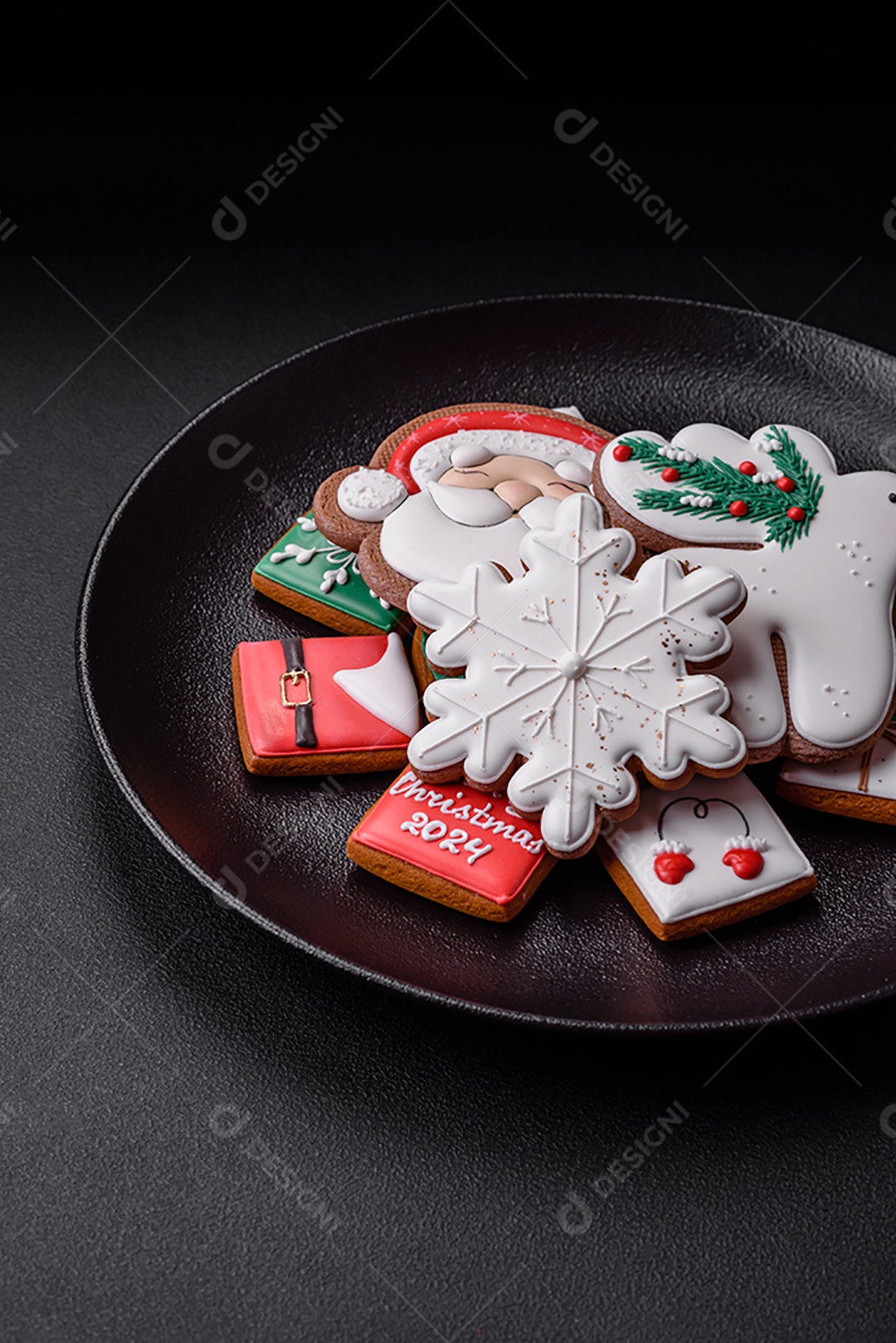 Deliciosos biscoitos de gengibre frescos e coloridos de Natal