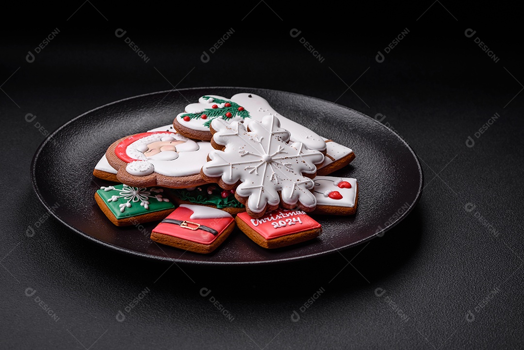 Deliciosos biscoitos de gengibre frescos e coloridos de Natal