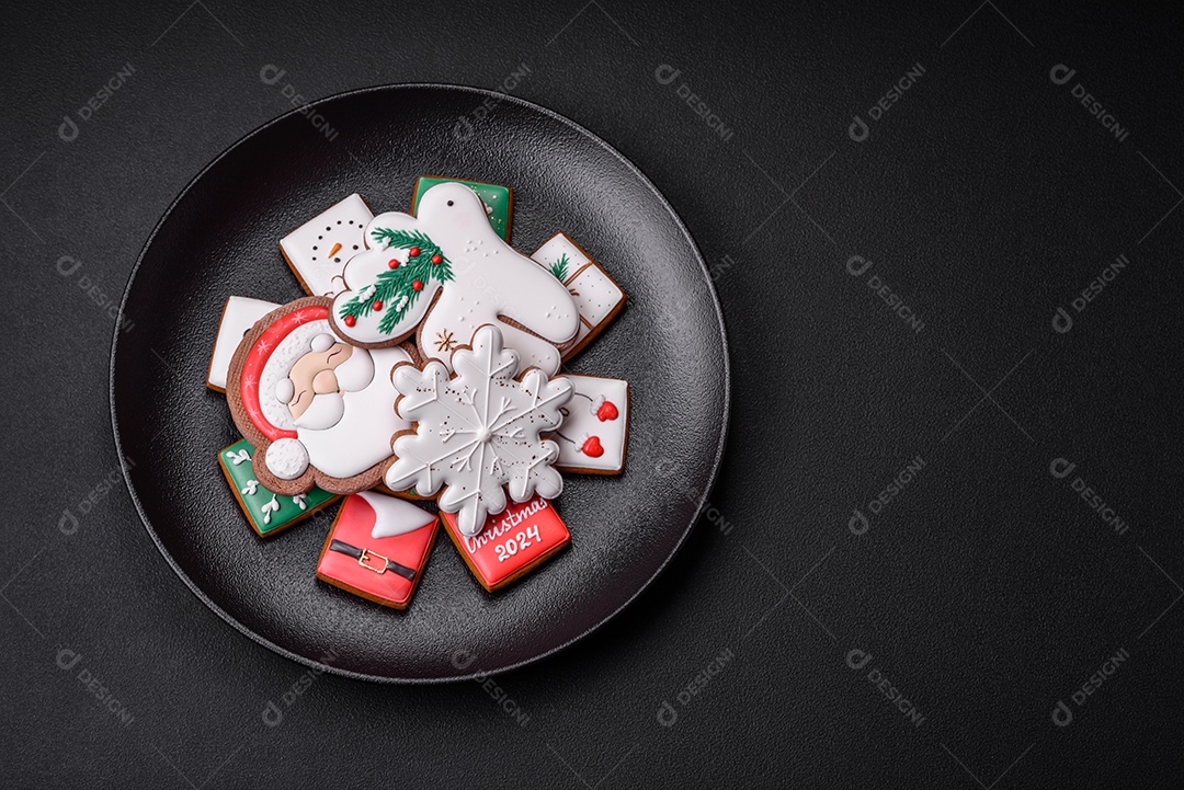 Deliciosos biscoitos de gengibre frescos e coloridos de Natal