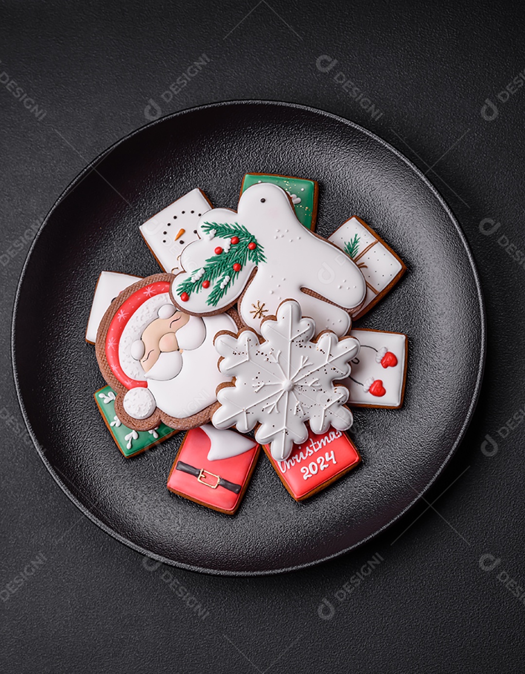 Deliciosos biscoitos de gengibre frescos e coloridos de Natal