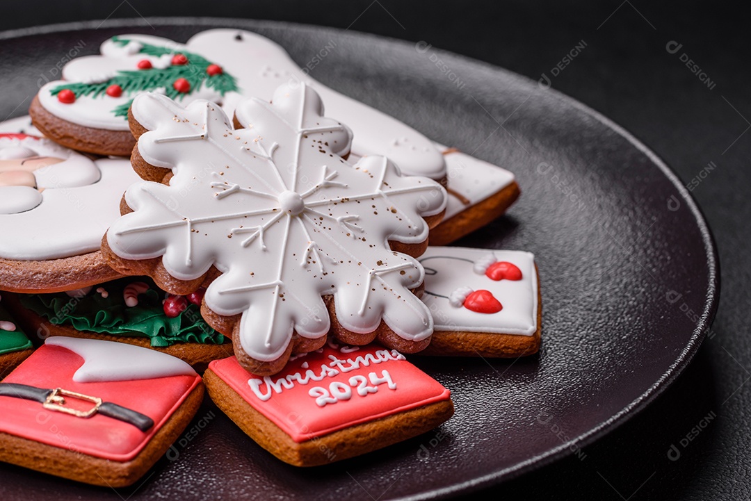 Deliciosos biscoitos de gengibre frescos e coloridos de Natal
