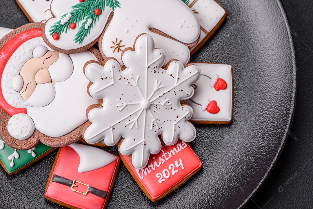 Deliciosos biscoitos de gengibre frescos e coloridos de Natal