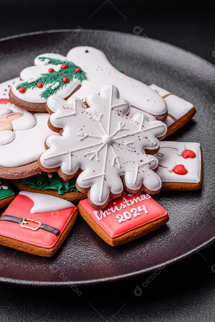 Deliciosos biscoitos de gengibre frescos e coloridos de Natal