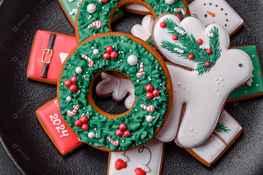 Deliciosos biscoitos de gengibre frescos e coloridos de Natal
