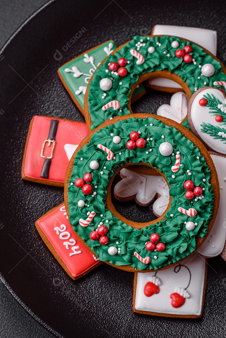 Deliciosos biscoitos de gengibre frescos e coloridos de Natal