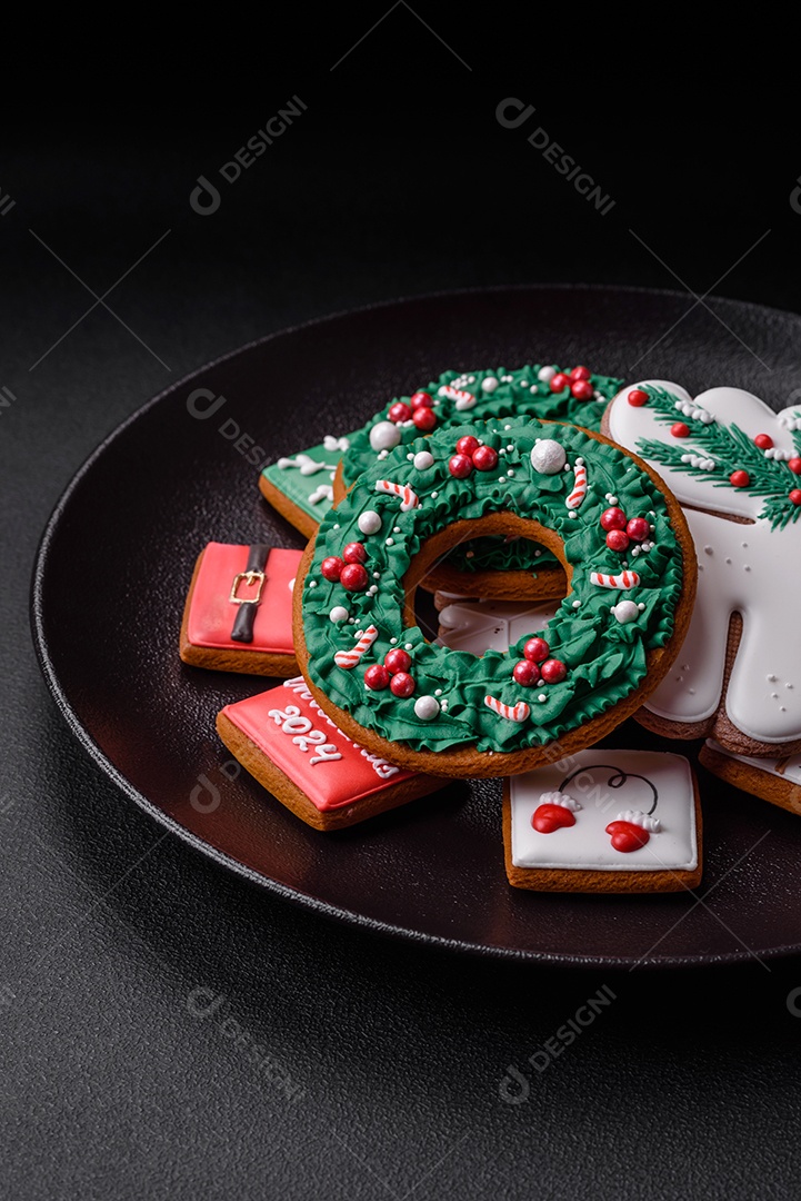 Delicioso pão de gengibre de Natal em um fundo textural escuro. Preparando-se para celebrar o Natal e o Ano Novo