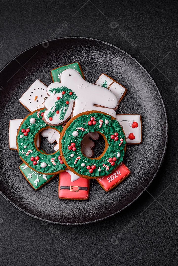 Delicioso pão de gengibre de Natal em um fundo textural escuro. Preparando-se para celebrar o Natal e o Ano Novo