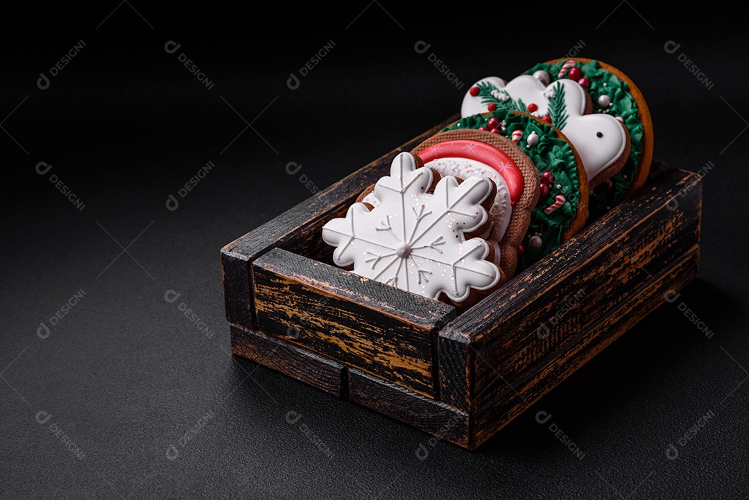 Delicioso pão de gengibre de Natal em um fundo textural escuro. Preparando-se para celebrar o Natal e o Ano Novo