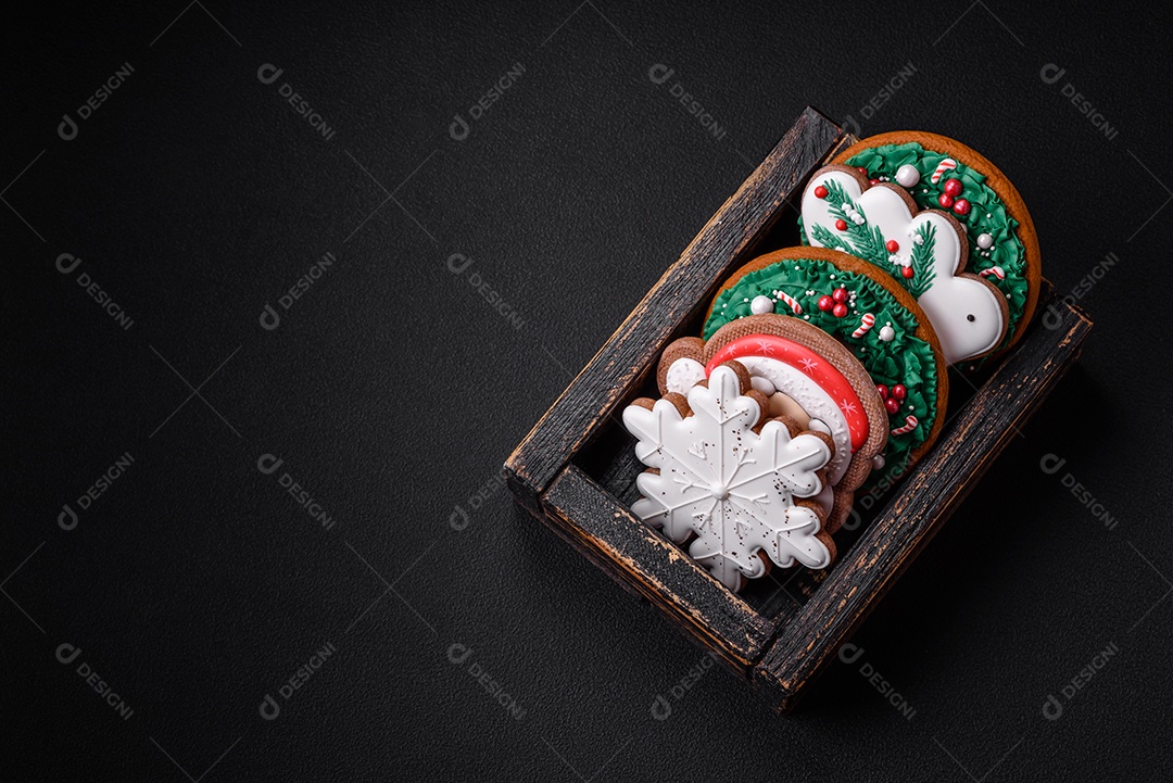 Delicioso pão de gengibre de Natal em um fundo textural escuro. Preparando-se para celebrar o Natal e o Ano Novo