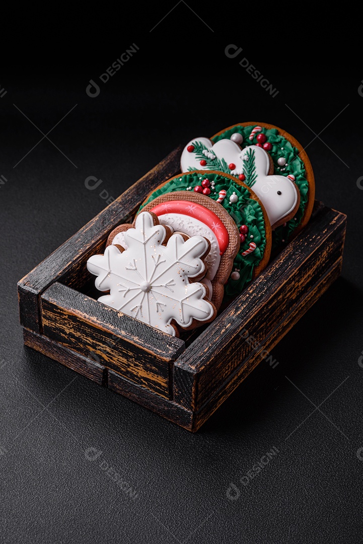 Delicioso pão de gengibre de Natal em um fundo textural escuro. Preparando-se para celebrar o Natal e o Ano Novo